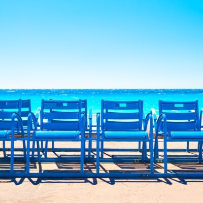 chaises-bleues-celebres-promenade-anglais-nice-france-belle-mer-turquoise-plage