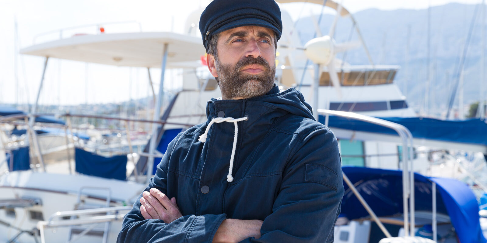 marin-dans-port-plaisance-fond-bateaux-bretagne