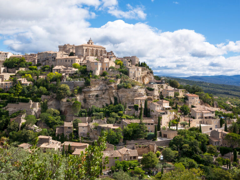 celebre-village-medieval-gordes-dans-sud-france-provence-trip-to-southern-france