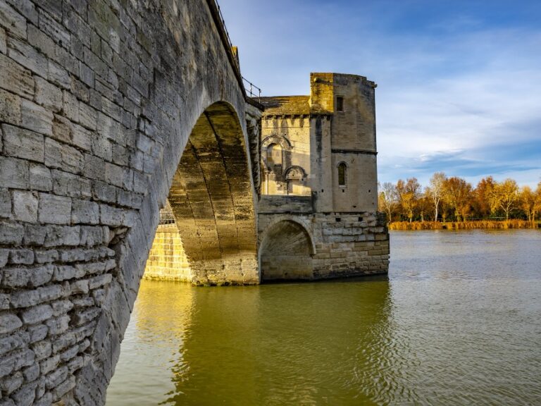 pont-avignon-rhone-sous-lumiere-du-soleil-pendant-journee-france-trip-to-southern-france