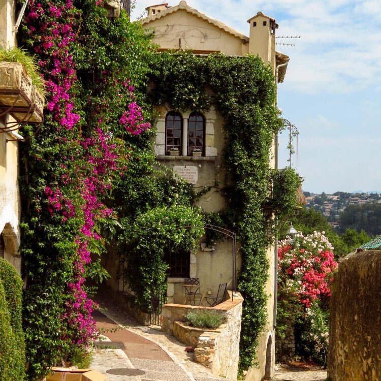 rues-architecture-saint-paul-vence-trip-to-southern-france-by-locals