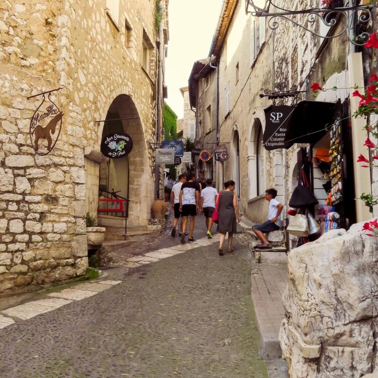 rues-architecture-saint-paul-vencetrip-to-southern-france