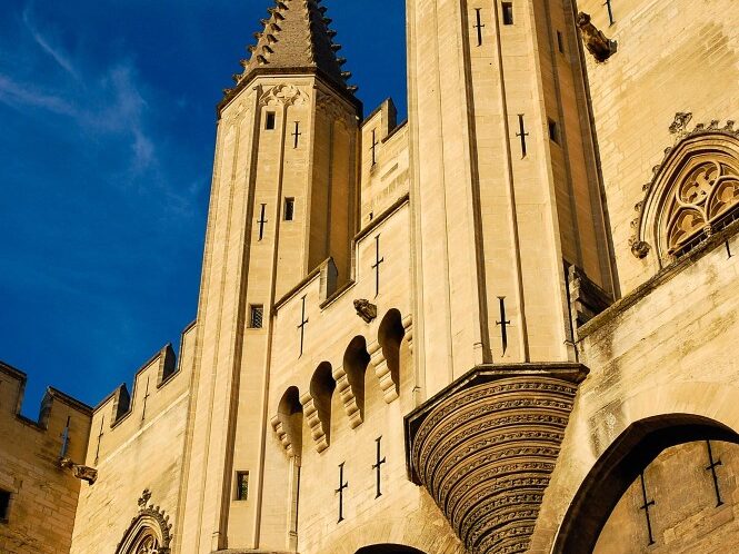 vue-bas-angle-du-palais-papes-contre-ciel-bleu-trip-to-southern-france