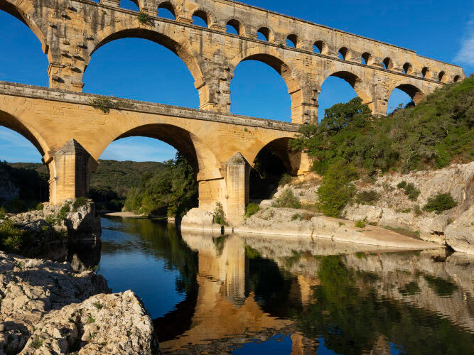 vue-verticale-du-celebre-pont-du-gard-trip-to-southern-france