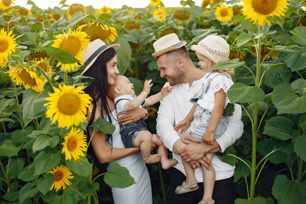 photo-happy-family-parents-daughter-family-together-sunflower-field-man-white-shirt-family-holidays-in-france