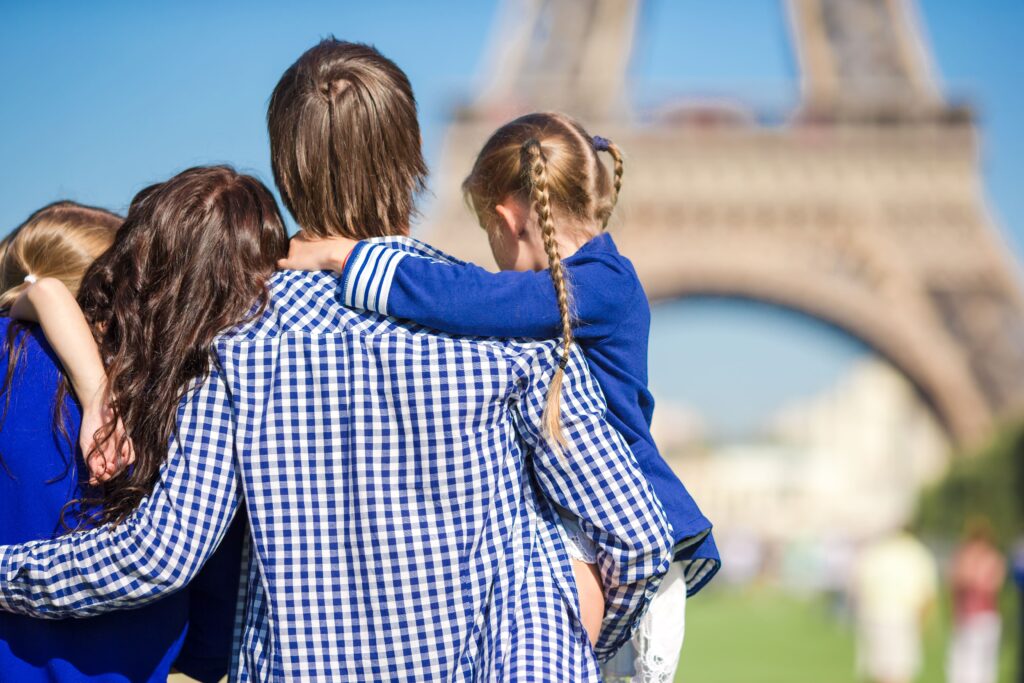 4-days-in-paris-itinerary-happy-family-with-two-kids-near-eiffel-tower-paris-vacation